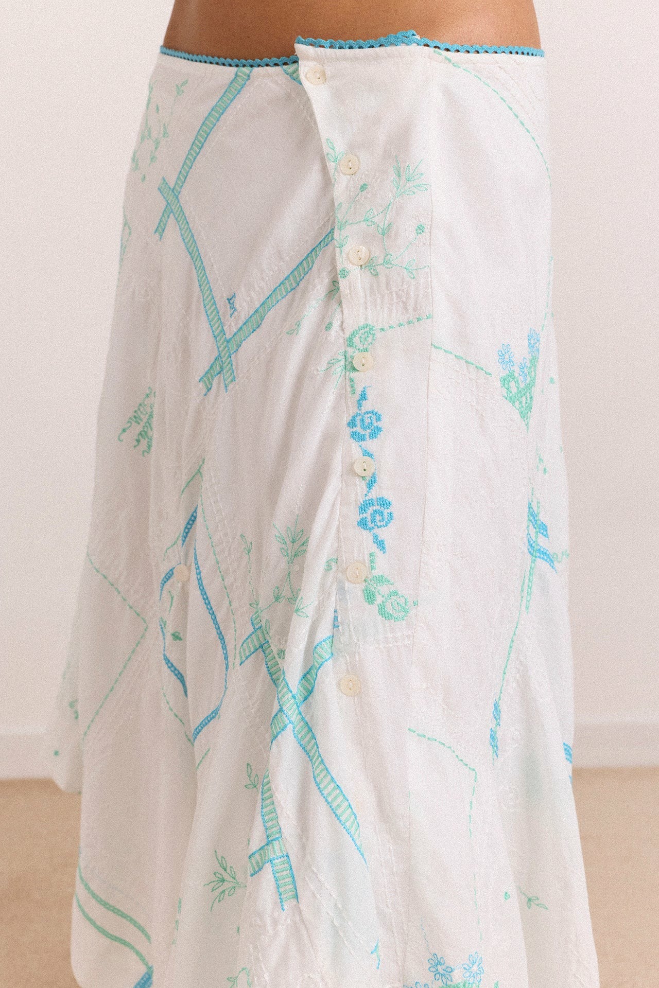 corinne hanky hem midi skirt - white/blue embroidery