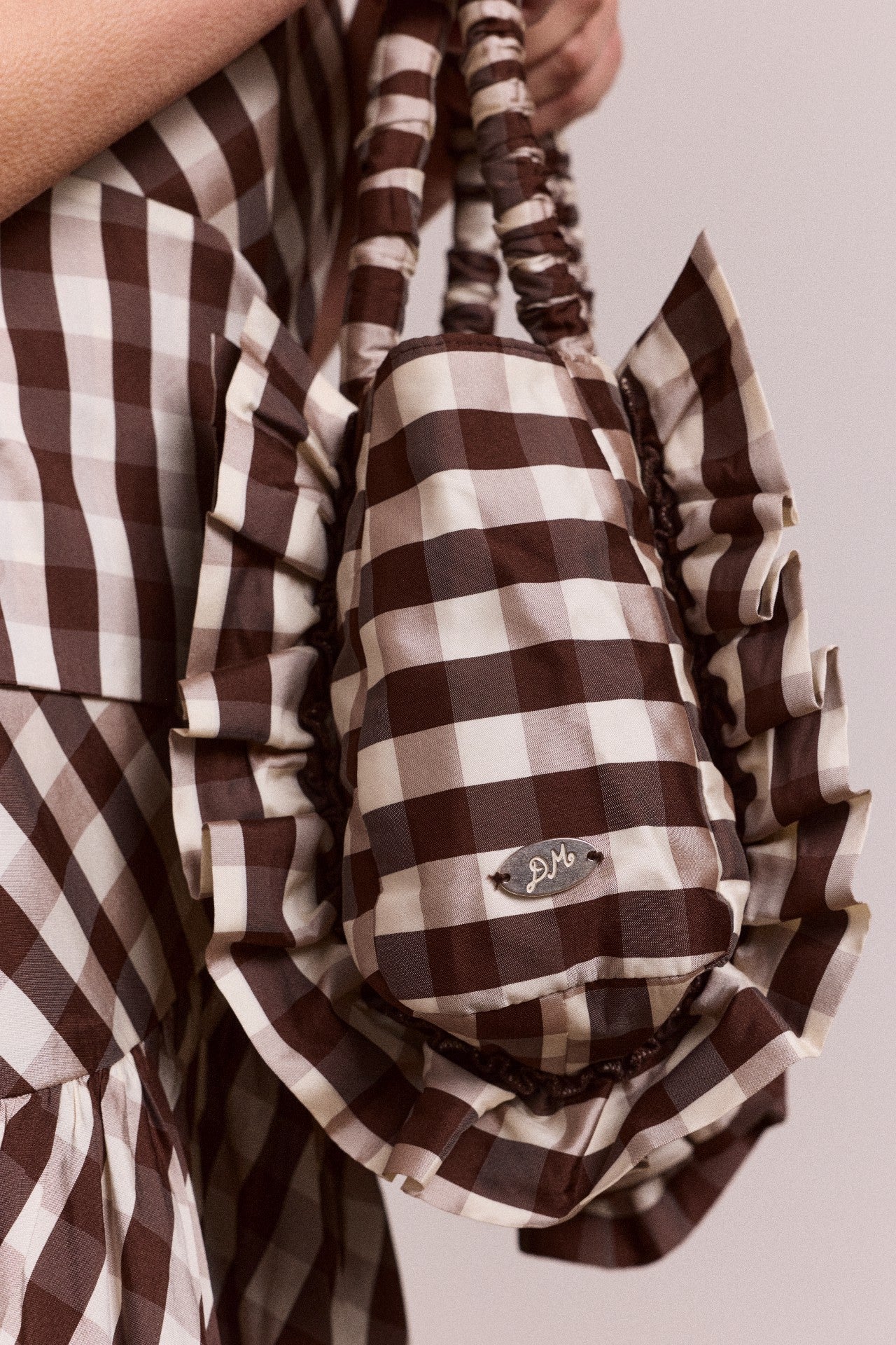alani ruffle bag - choc
