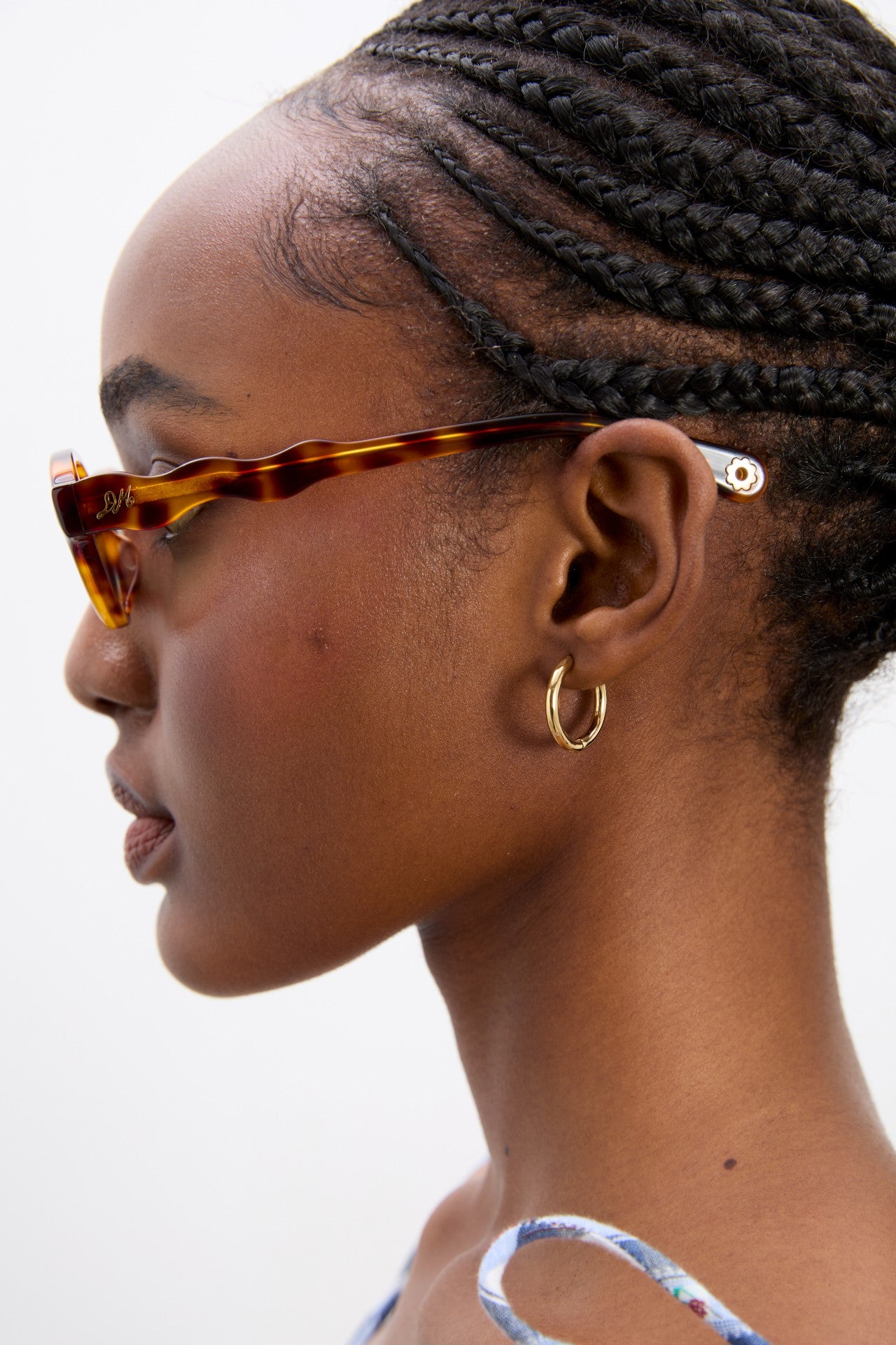 slim oval sunglasses with wavy temple in tort