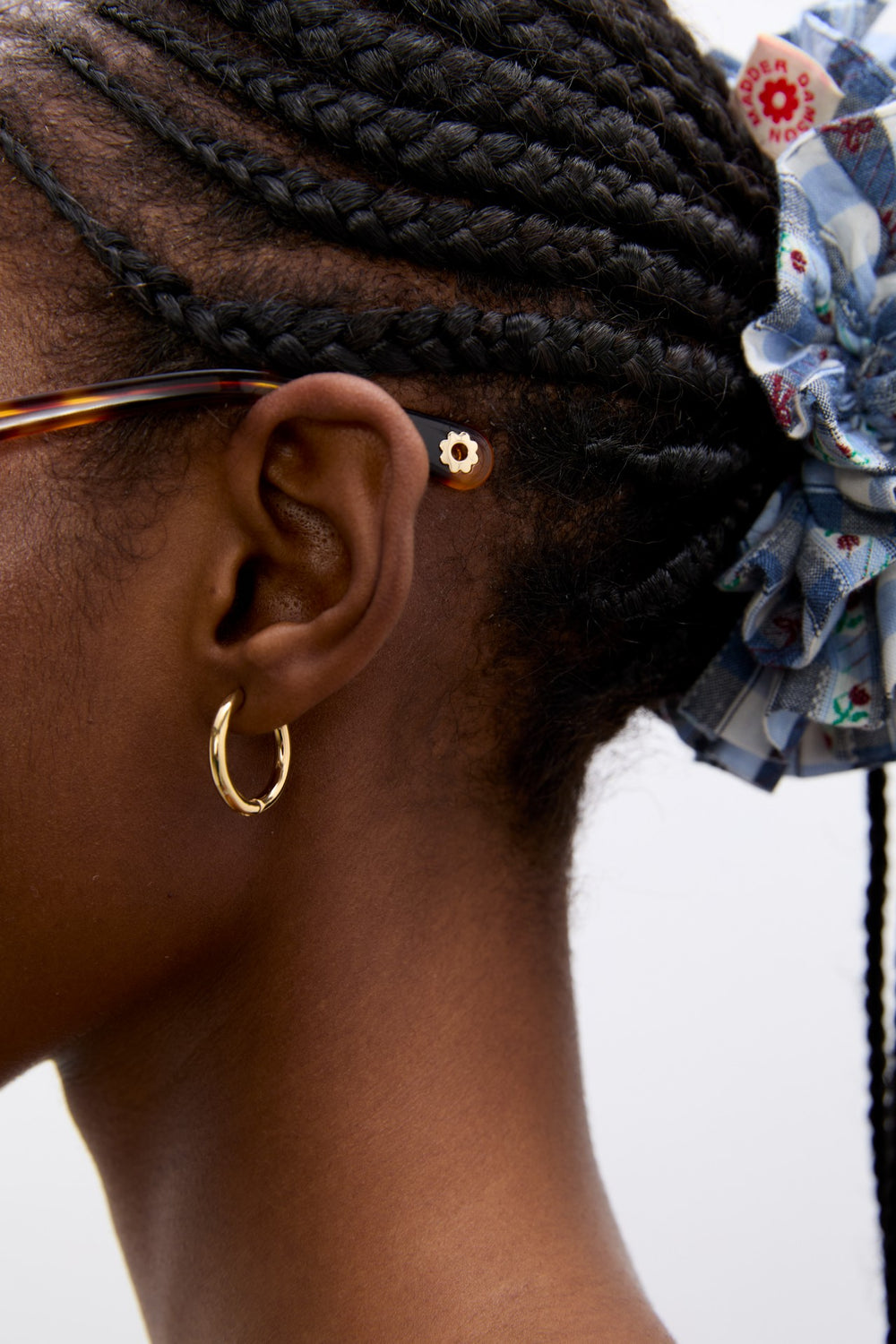 slim oval sunglasses with wavy temple in tort