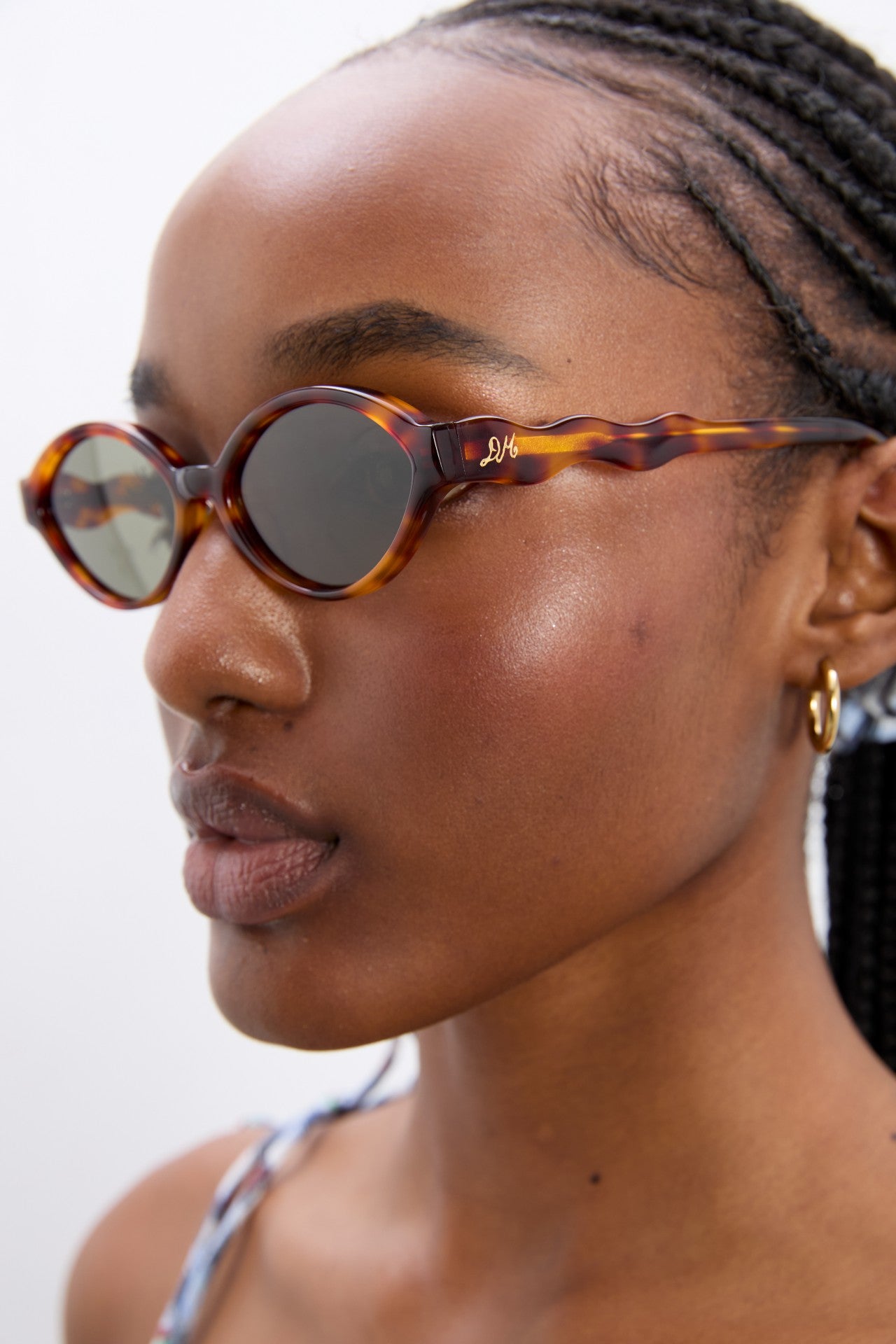 slim oval sunglasses with wavy temple in tort