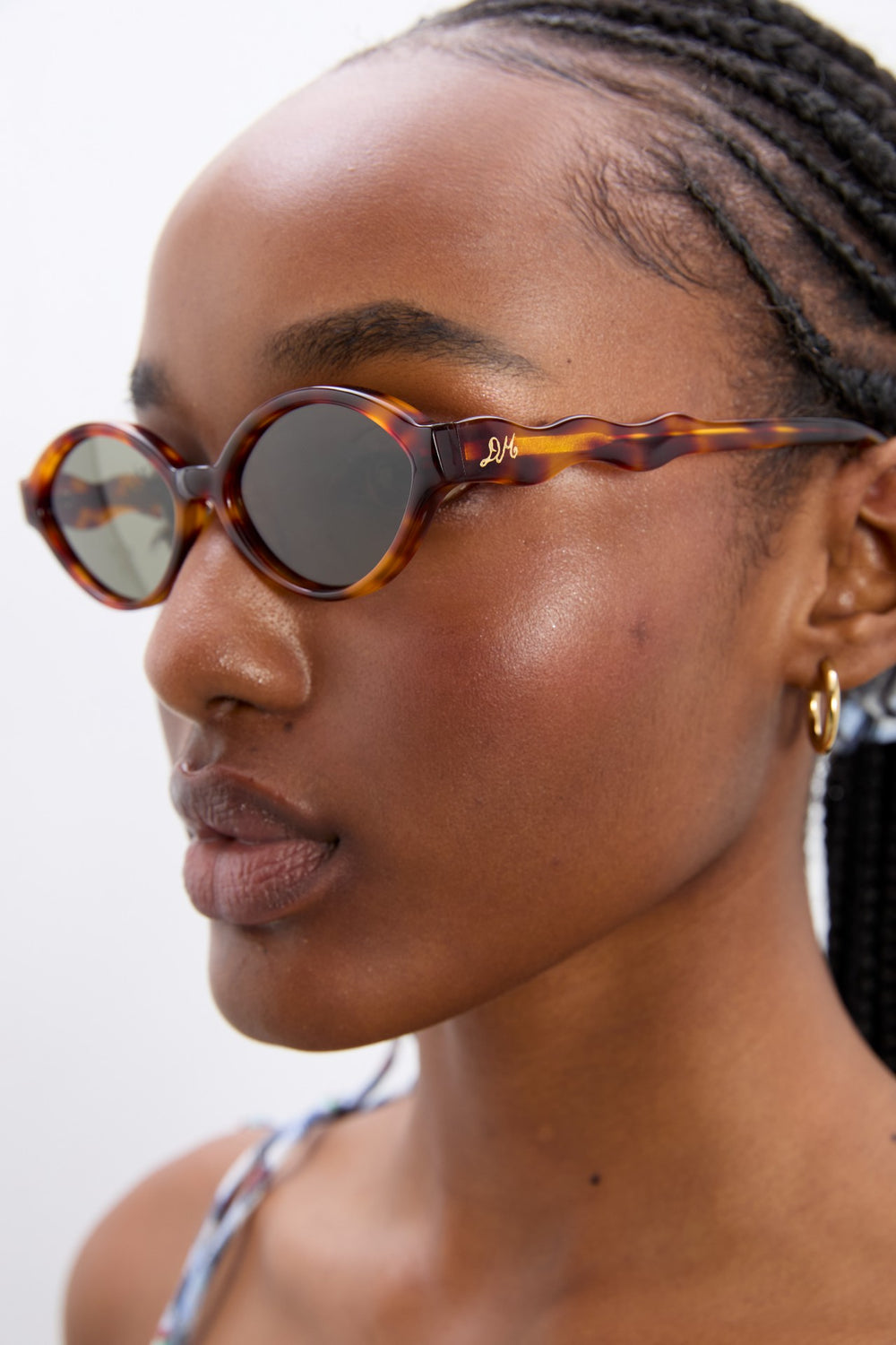 slim oval sunglasses with wavy temple in tort